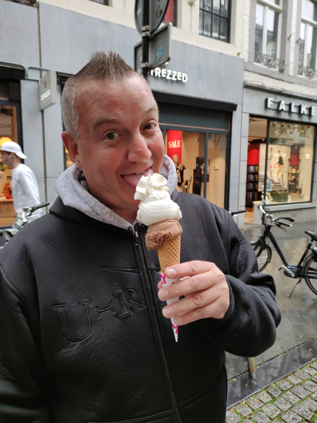 Issiaka - Erlenbach im Simmental - Berne | Strip Tease