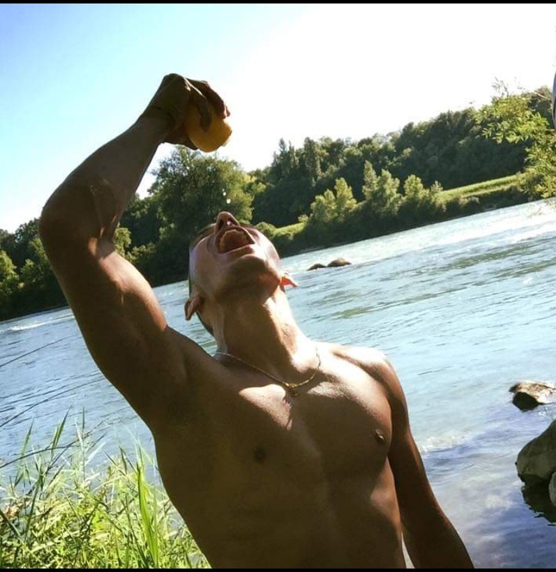 Yaron - Malleray - Berne | Strip Tease