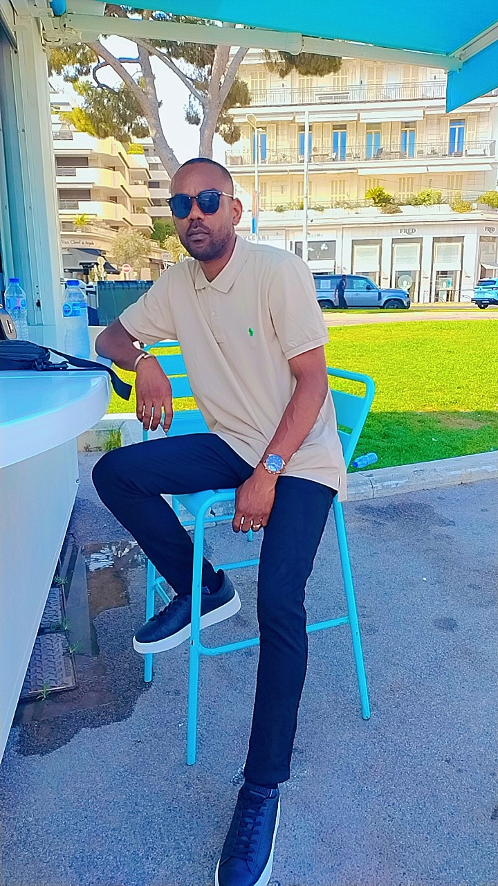 Jihad - Crassier - Vaud | Strip Tease